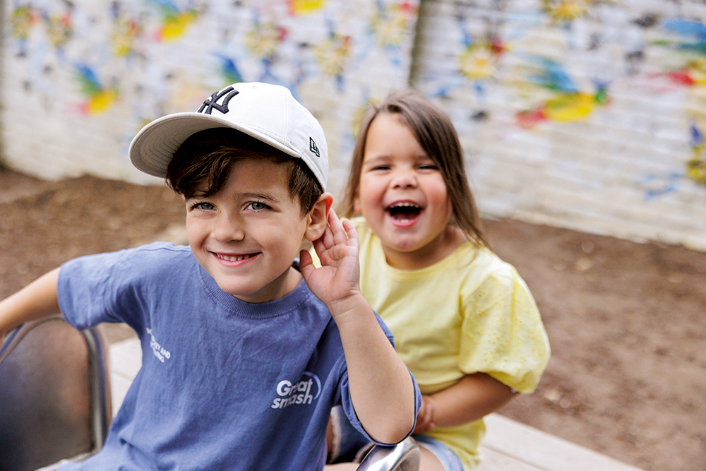 Jongetje op het schoolplein
